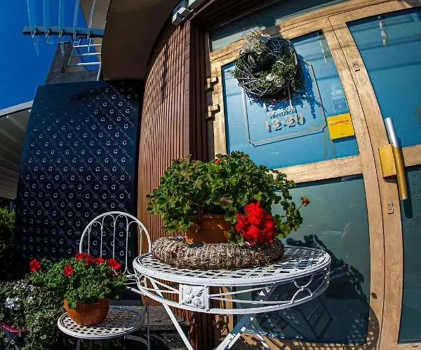 Ξενοδοχείο με διαμερίσματα Glamour - Restaurant & 4*